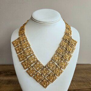 Beautiful vintage 1960s 1970s gold tone statement bib necklace.